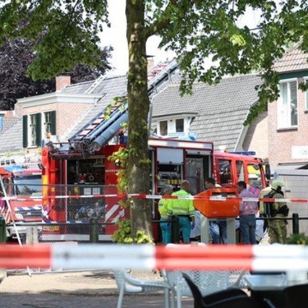  Man bedolven onder schoorsteen in Den Ham, per traumaheli naar ziekenhuis